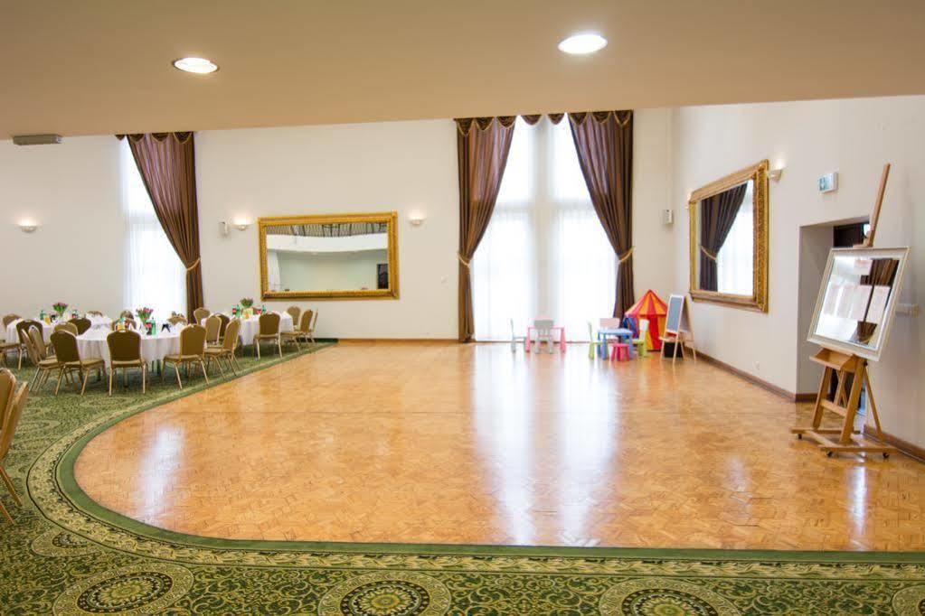 Centrum Konferencyjno-Apartamentowe Mrowka Warszawa Eksteriør bilde